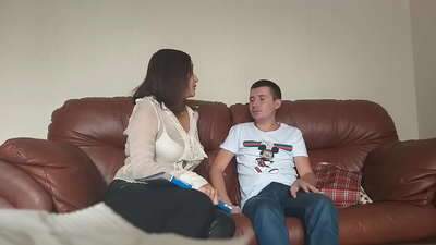 Mwanafunzi mwenye aibu alimtosa mwalimu asiyetosheka (Milf Alina Tumanova)