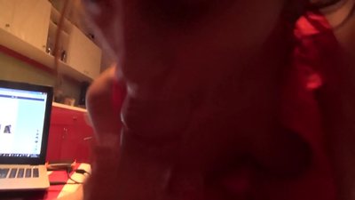 Msichana wa shule ananyonya mkebe wa kaka yake wakati hakuna mtu nyumbani